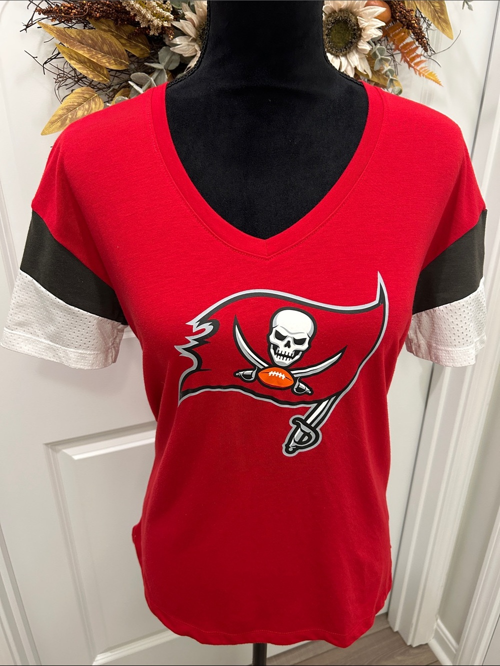 Tampa Bay Buccaneer’s Women’s Nike Dri-Fit Red V-Neck Team Tee Size Small